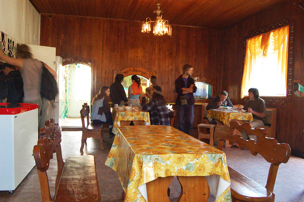 Белый Бом. В кафе.