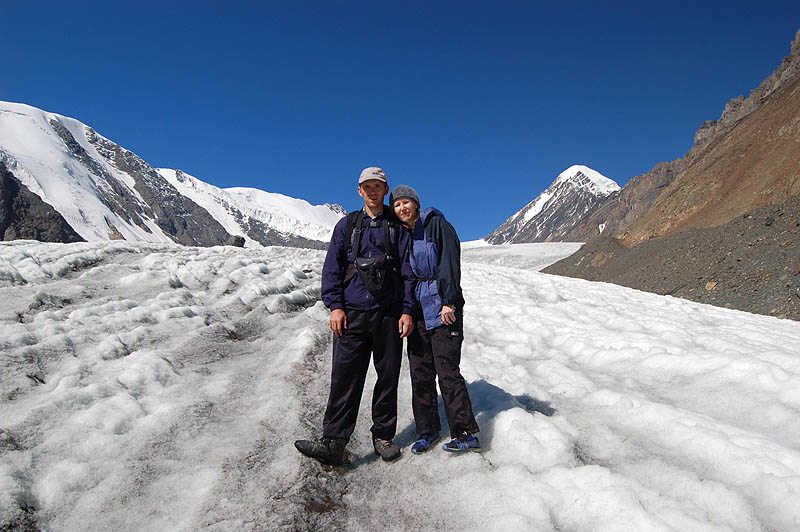 Селигеевы А. и Ю. на леднике Большой Актру.