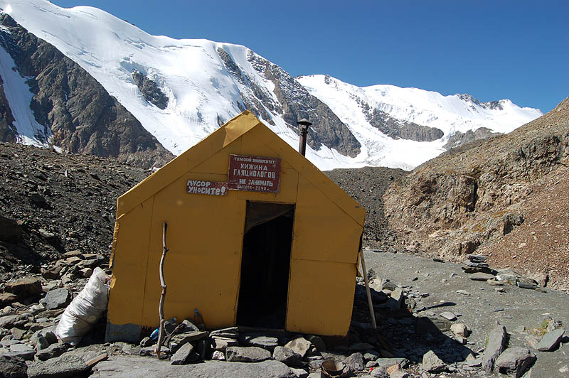 Домик гляциологов возле Голубого озера.