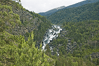 Вдали Чульчиснкий водопад (Учар).