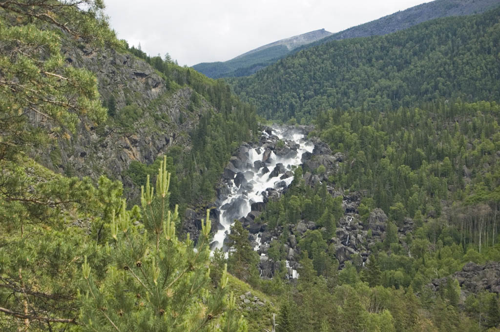 Вдали Чульчиснкий водопад (Учар). 