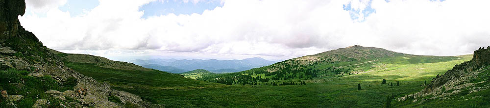 Вид с Замков Грных Духов на переывал Бакаташ.