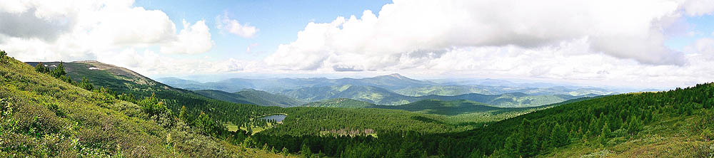 Вид с Кылайской гривы. Слева со снегами Бакаташ. Посредины вдали Адыган. Внизу 5-е и 6-е Каракольское озеро.