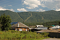 Село Манжерок. На заднем плане склон горы Малая Синюха.