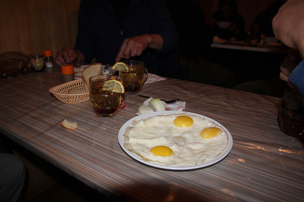 В кафе в Кош-Агаче вечером. 