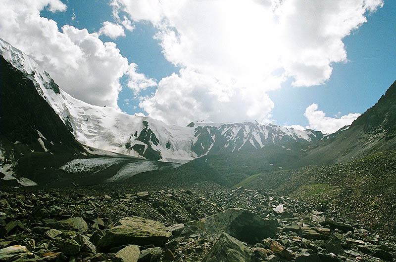 На моренах ледника Левый Маашей. 