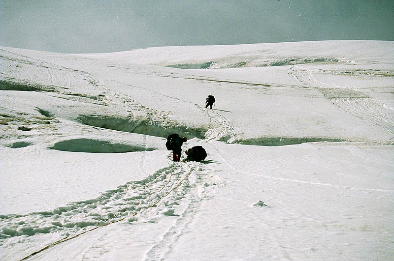 Гиды вешаю перила на перевале Надежда (2Б). 