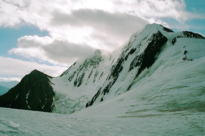 Вид утром на Маашей-баши из лагеря.