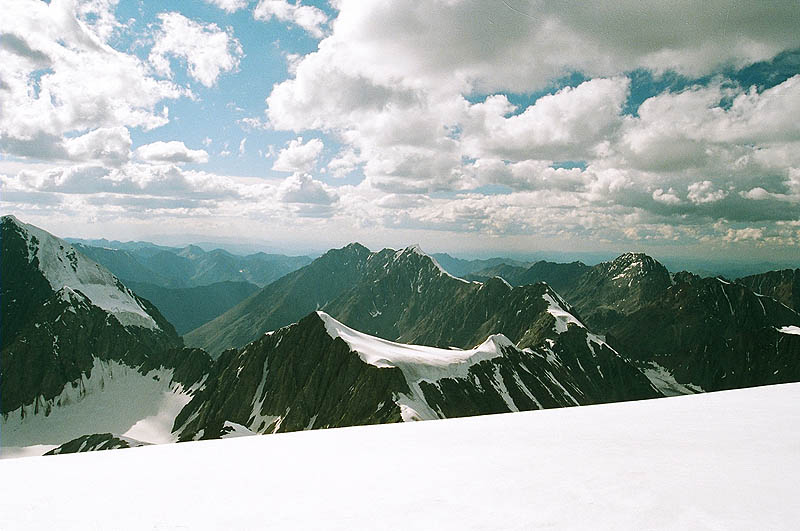 Вид с вершины Маашей-баши 4177 м.