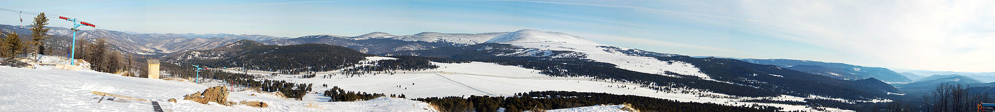 Вдали гора Сарлык 2506 м. Вид с верхней точки горнолыжной трассы на УТЦ Семинский перевал. 583 км. 